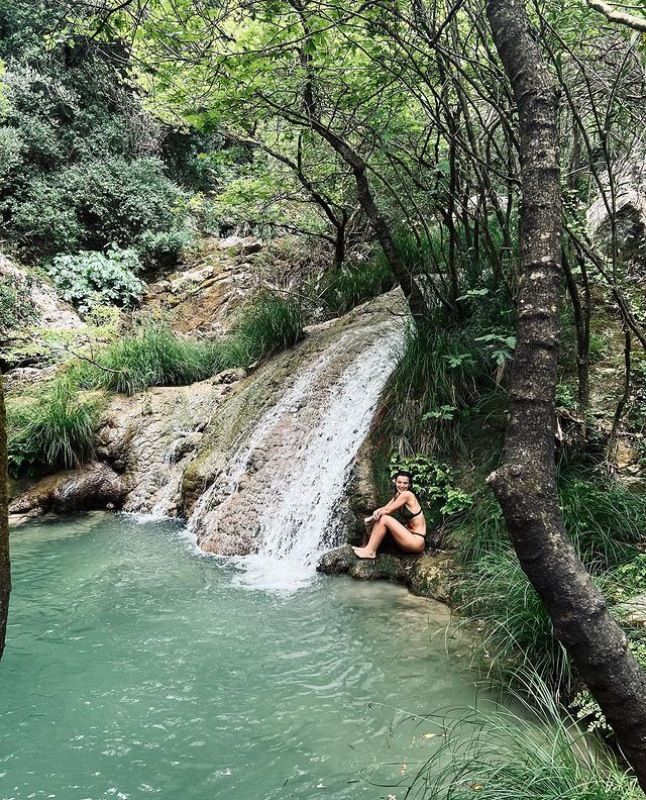 Pinar Deniz ('Secretos de familia') de vacaciones en Mesenia, Grecia