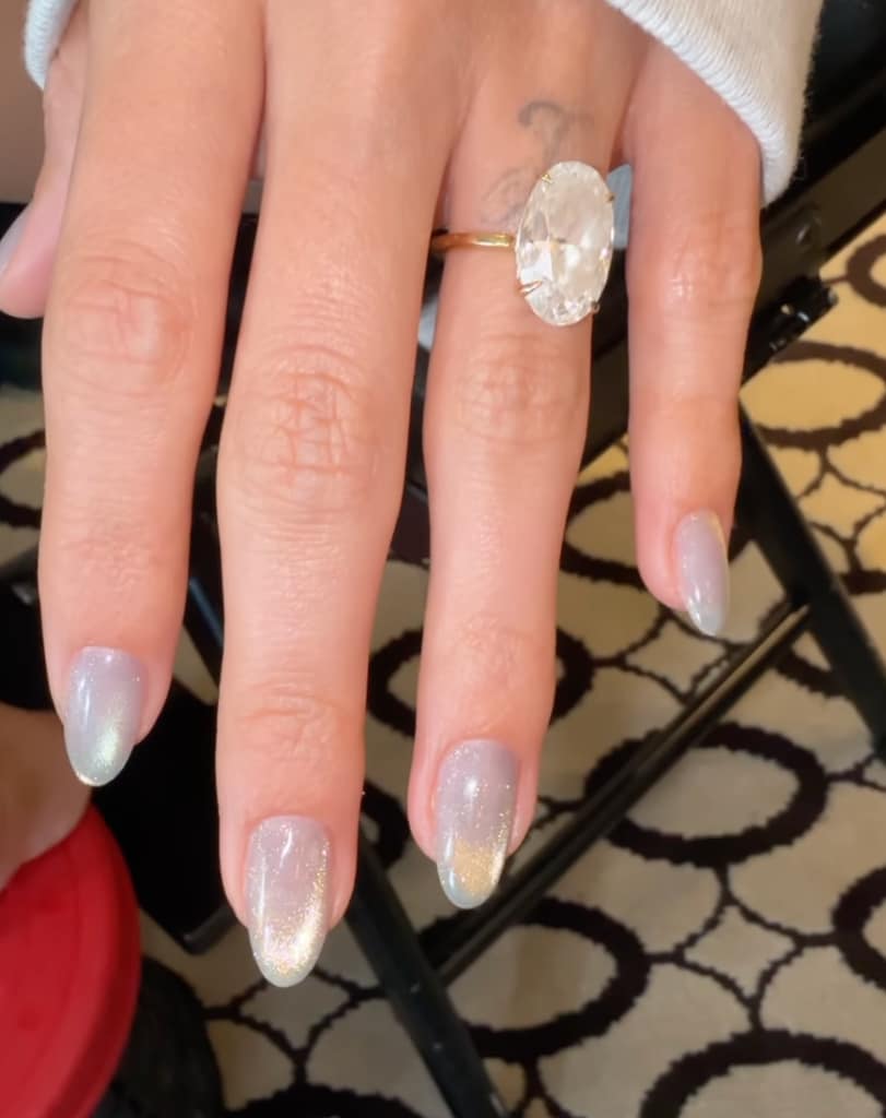 Las uñas de Hailey tienen un efecto ópalo.