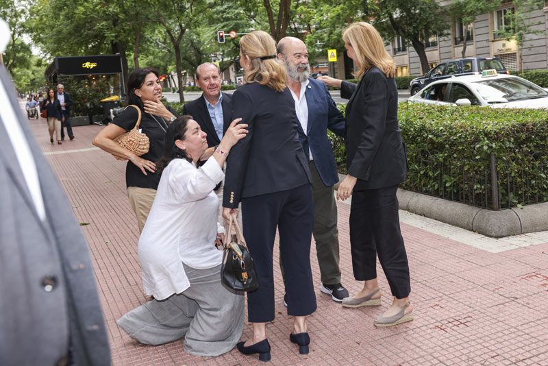 Infanta Elena e infanta Cristina con Antonio Resines y su mujer 