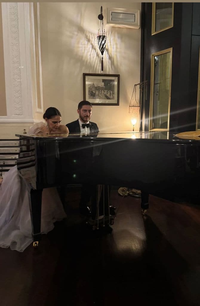 Adriana Abascal sentada al piano