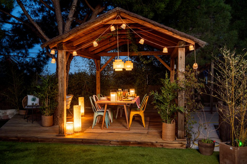 Pérgola de madera con iluminación