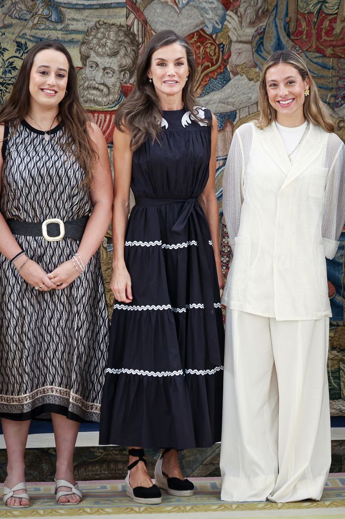 La reina Letizia cambia los vestidos rojos del Mundial por otro emotivo guiño: pendientes con las dos estrellas de la Selección