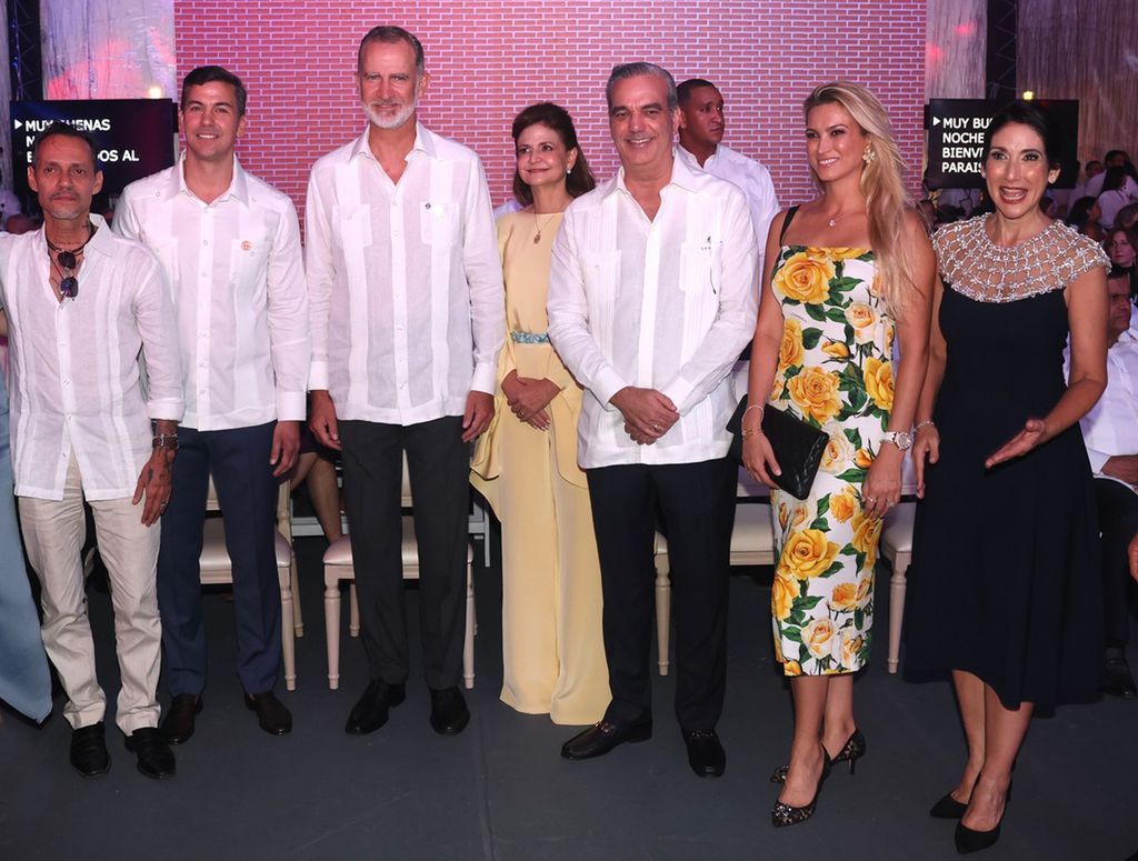 Marc Anthony y el rey Felipe de España durante el coctel de bienvenida previo a la toma de protesta de Luis Abinader