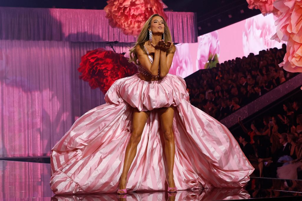 Alessandra Ambrosio durante el desfile de moda de Victoria’s Secret 2026.