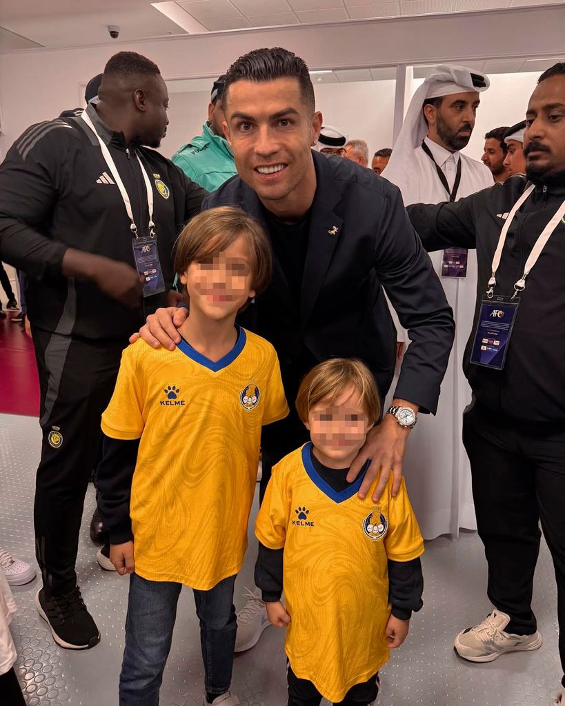 Plano medio de los hijos de Mel Cañizares posando con Cristiano Ronaldo