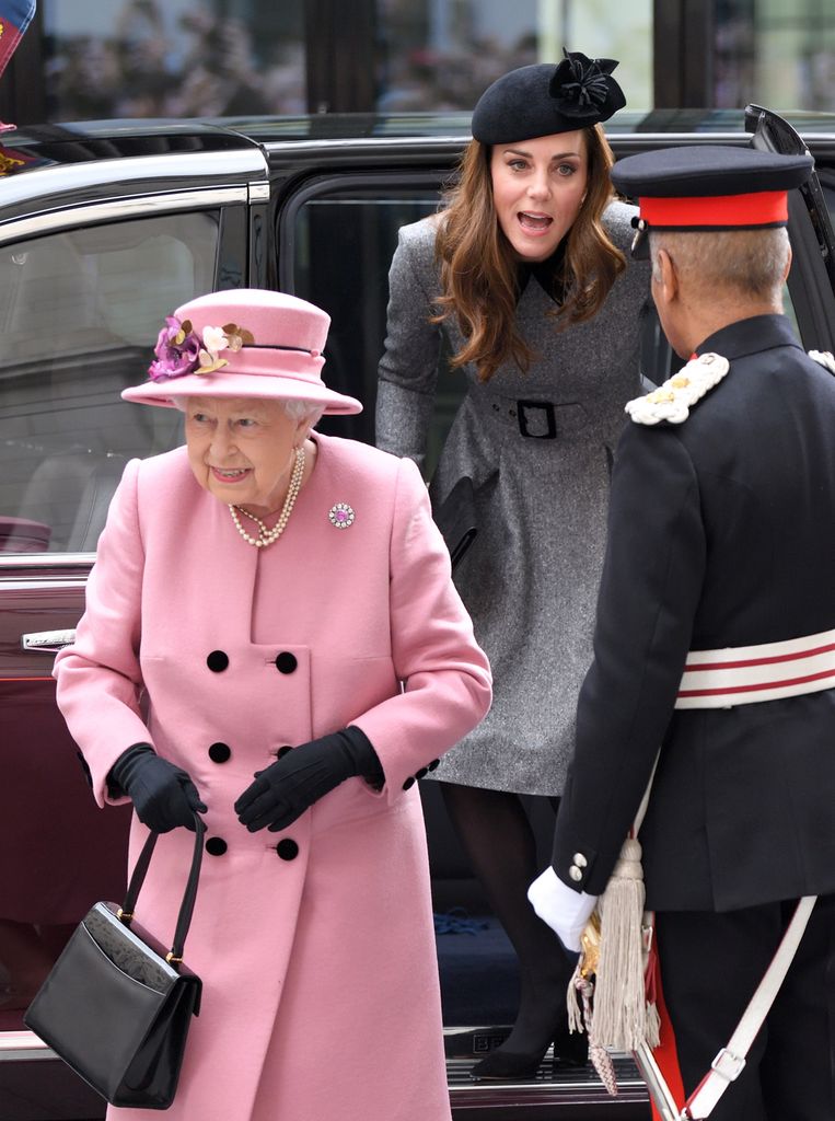 Isabel II de Reino Unido y Kate Middleton visitando el King's College de Londres en 2019