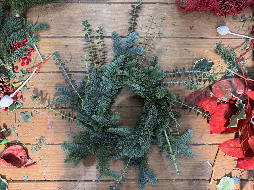 Se agrega a la corona el eucalipto