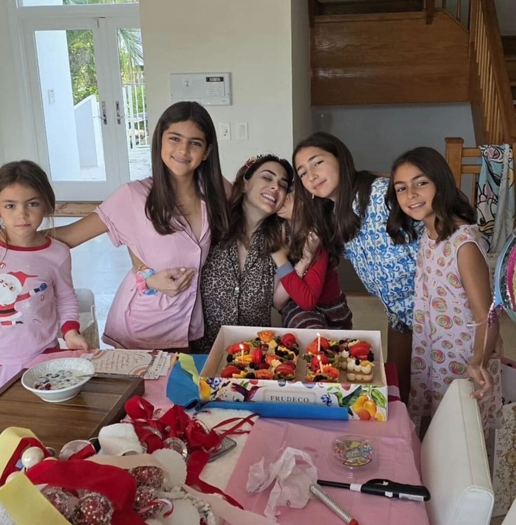 Jacky Bracamontes, muy festejada por sus cinco hijas.