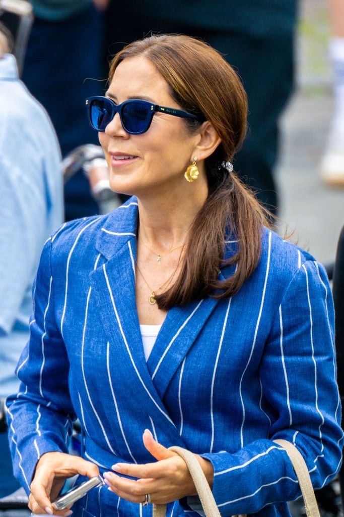 Mary de Dinamarca con traje de chaqueta a rayas