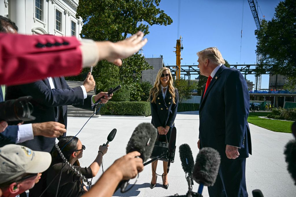 Durante su debut ante los periodistas, Katie Zacharia confundió las palabras "marido" y "presidente", un error que ella misma se tomó con humor y que rápidamente llamó la atención en las redes sociales