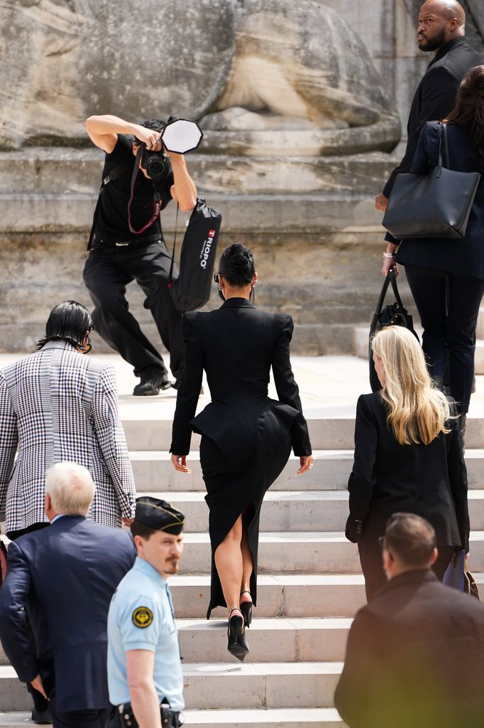 Kim es fotografiada a su llegada a la corte en París en un look de John Galliano y diamantes
