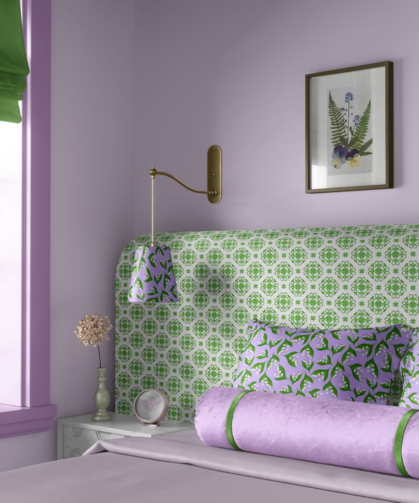 Dormitorio decorado en lila y verde