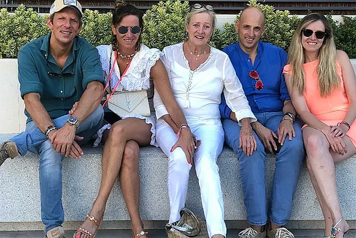 Joaquín Prat con su madre y sus hermanos