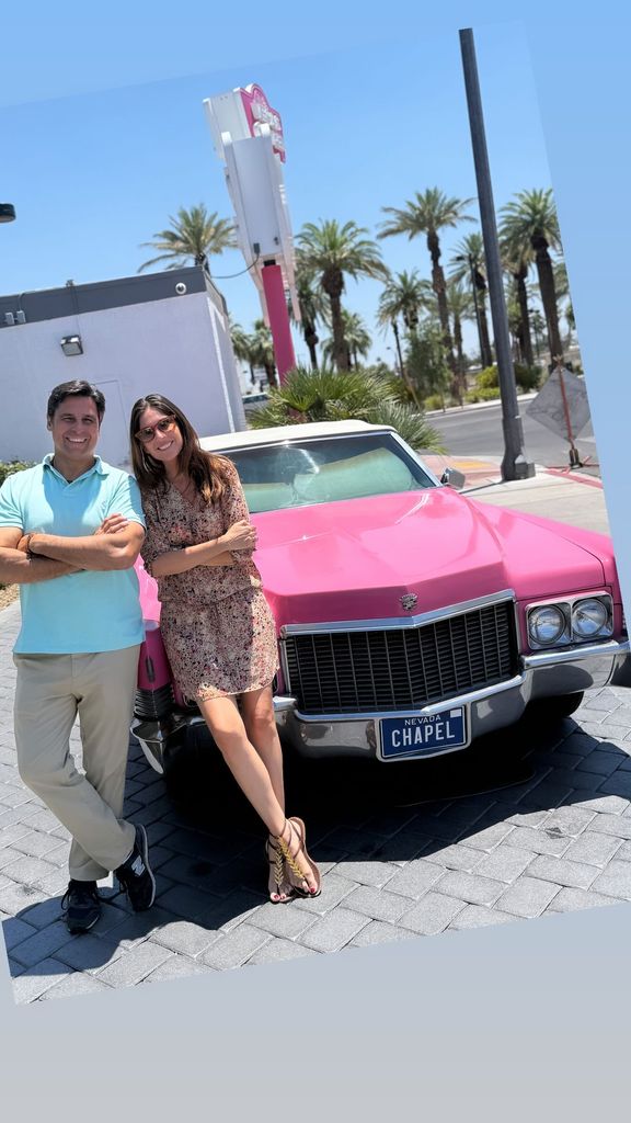 Francisco Rivera y Lourdes Montes junto a una de las capillas en las que contraer matrimonio en Las Vegas