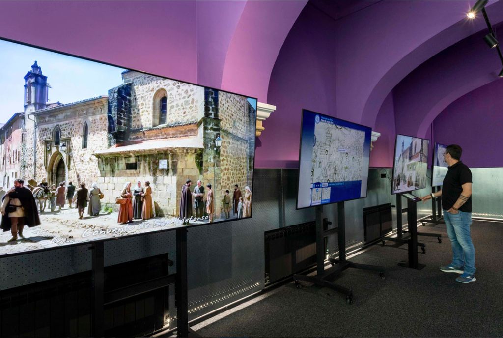 Experiencia multisensorial e interactiva que recrea el desarrollo urbano de Plasencia y su papel como sede episcopal en la Edad Media.