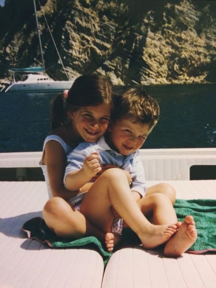 Foto de los dos hermanos cuando eran pequeños