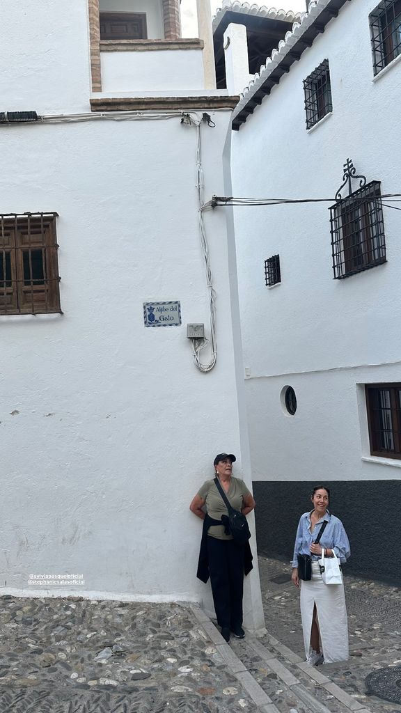 Madre e hija disfrutan de unas vacaciones por Europa.