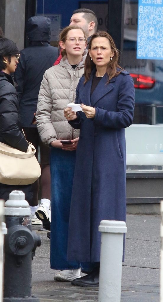 Tanto Jennifer Garner como su hija Violet Affleck optaron por atuendos cómodos y abrigadores para pasear por Nueva York.