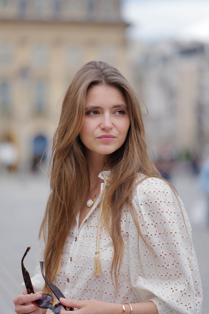 Chica con el pelo largo y fino