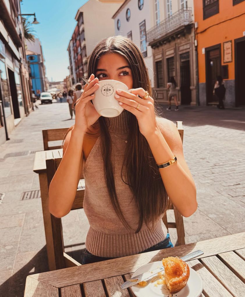 Kailey Levy se reencontró con su mamá en España mientras sigue en las grabaciones de su película.