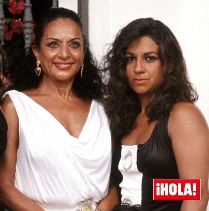 Lola Flores con sus tres hijos