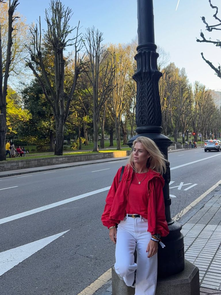 Amelia Bono con look rojiblanco en Oviedo.