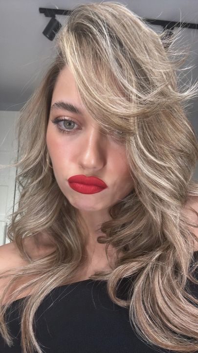 Afra ha decidido cambiar de imagen y se ha teñido de rubia