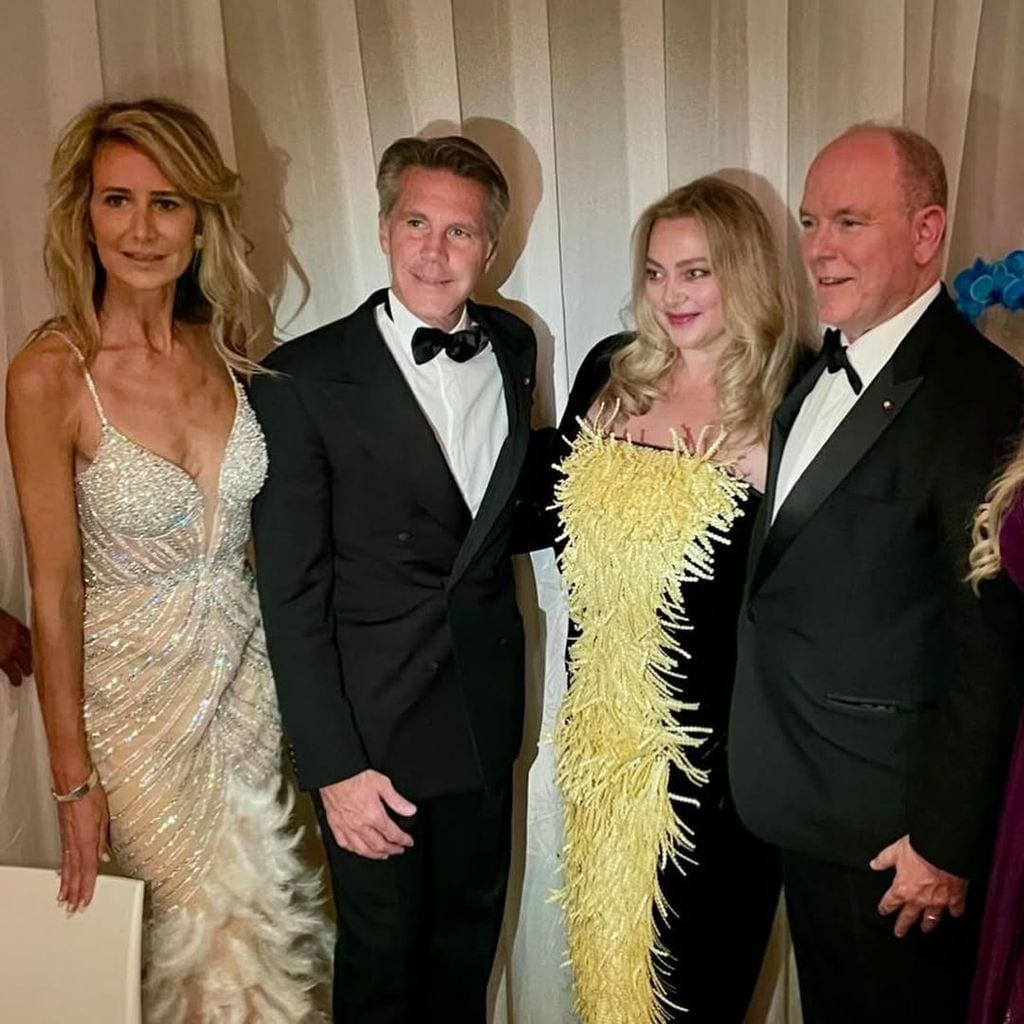 Manuel Filiberto de Saboya junto al príncipe Alberto de Mónaco, Lady Victoria Hervey, modelo y socialité británica con un vestido color perla; y Oksana Girko