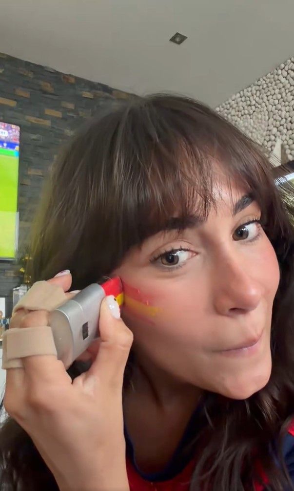 Aitana se pinta la bandera de España antes de las semifinales