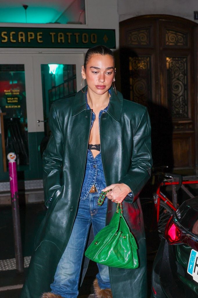 Dua Lipa sabe cómo adaptar las tendencias a su personalidad y estilo. 