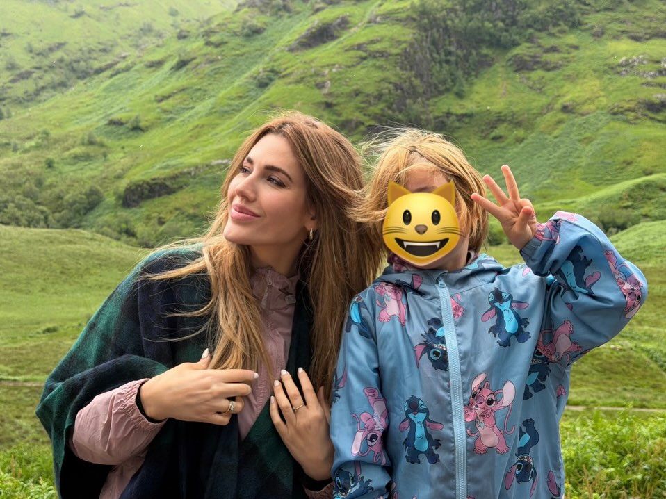 Almudena y su hija, que llevaba puesto un divertido chubasquero de
Lilo & Stitch