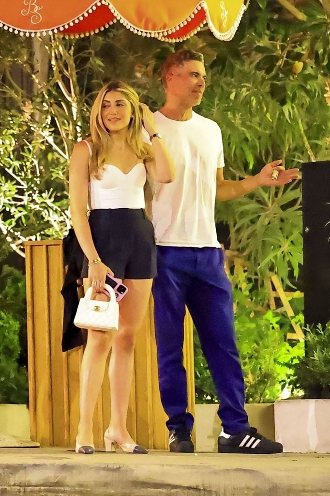Cash Warren llevaba un atuendo informal, mientras que Seanna Pereira llevaba un aspecto elegante con piezas de Chanel.