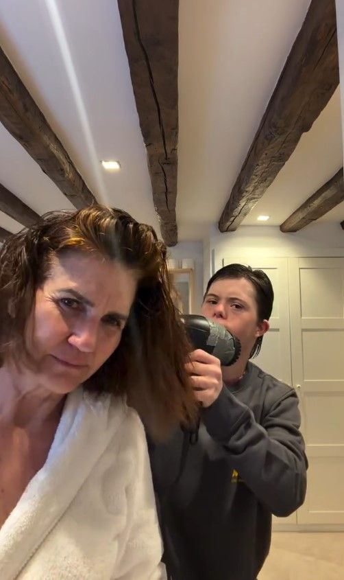 Roscón le seca el pelo a Samantha