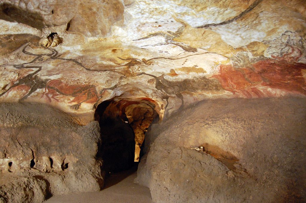 La Sala de los Toros de la cueva de Lascaux, uno de los espacios más impresionantes del arte rupestre, donde grandes figuras de animales decoran las paredes desde hace más de 17.000 años