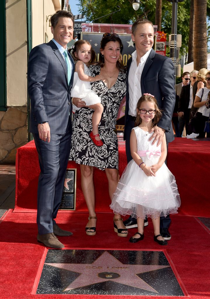 Rob Lowe junto a su hermano Chad Lowe, la mujer de este, Kim Painter, y sus hijas Mabel y Fiona durante la ceremonia en la que el actor recibió su estrella en el Paseo de la Fama de Hollywood en 2015
