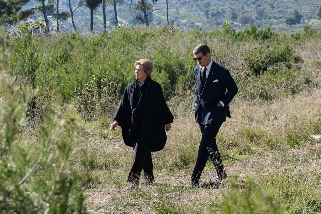 La reina Ana María y su hijo, Pablo de Grecia por los montes de Tatoi 