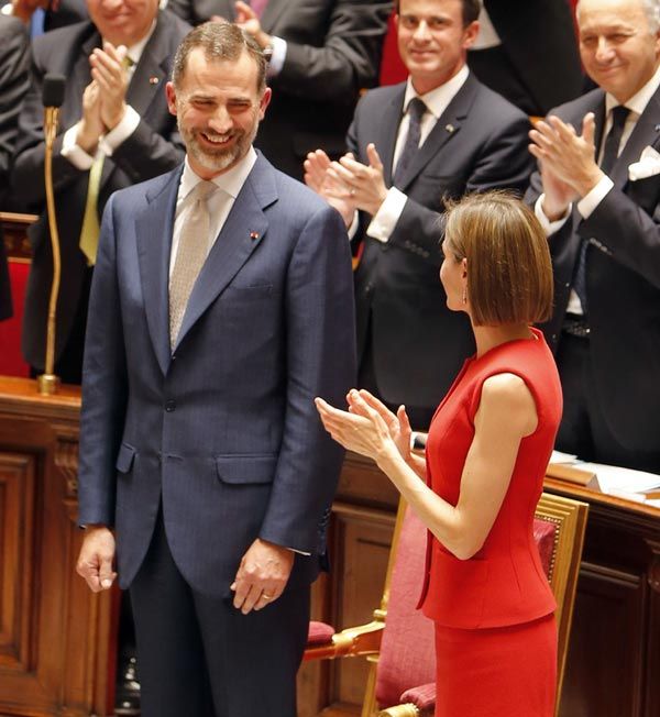 La Reina se levantó también, igual que el resto de la cámara, para aplaudir las palabras de don Felipe
