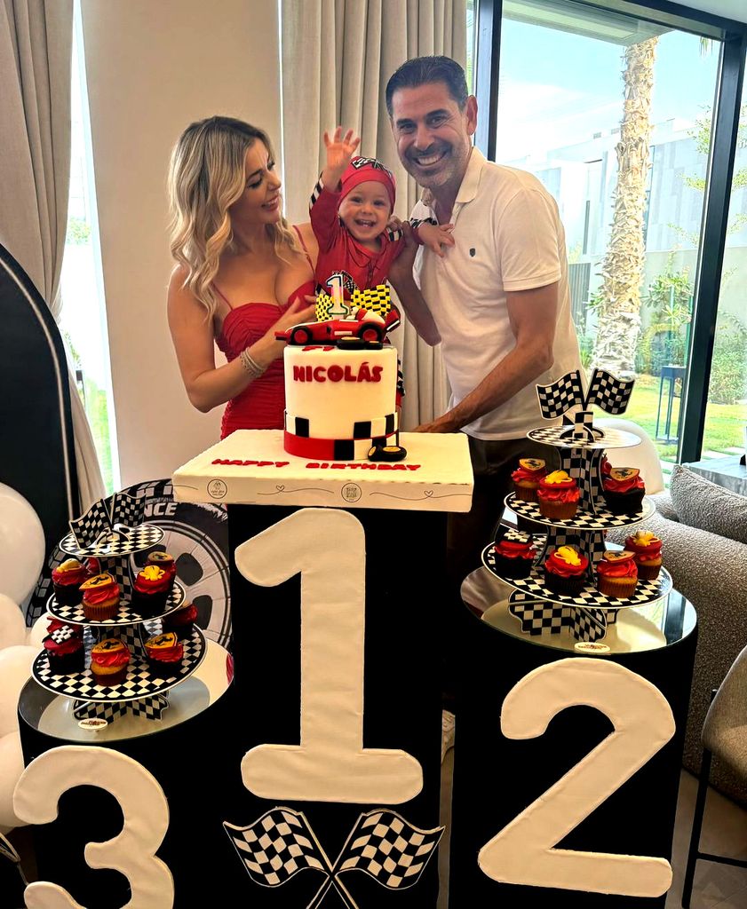 Plano medio de Fernando Hierro y Fani Stipkovic con su hijo en su primer cumpleaños