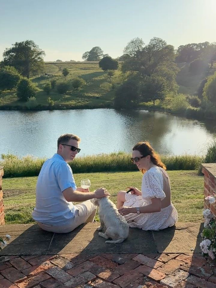 La pareja, junto a su mascota