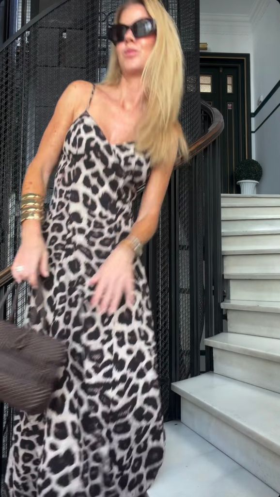 Amelia Bono con vestido de estampado de leopardo.