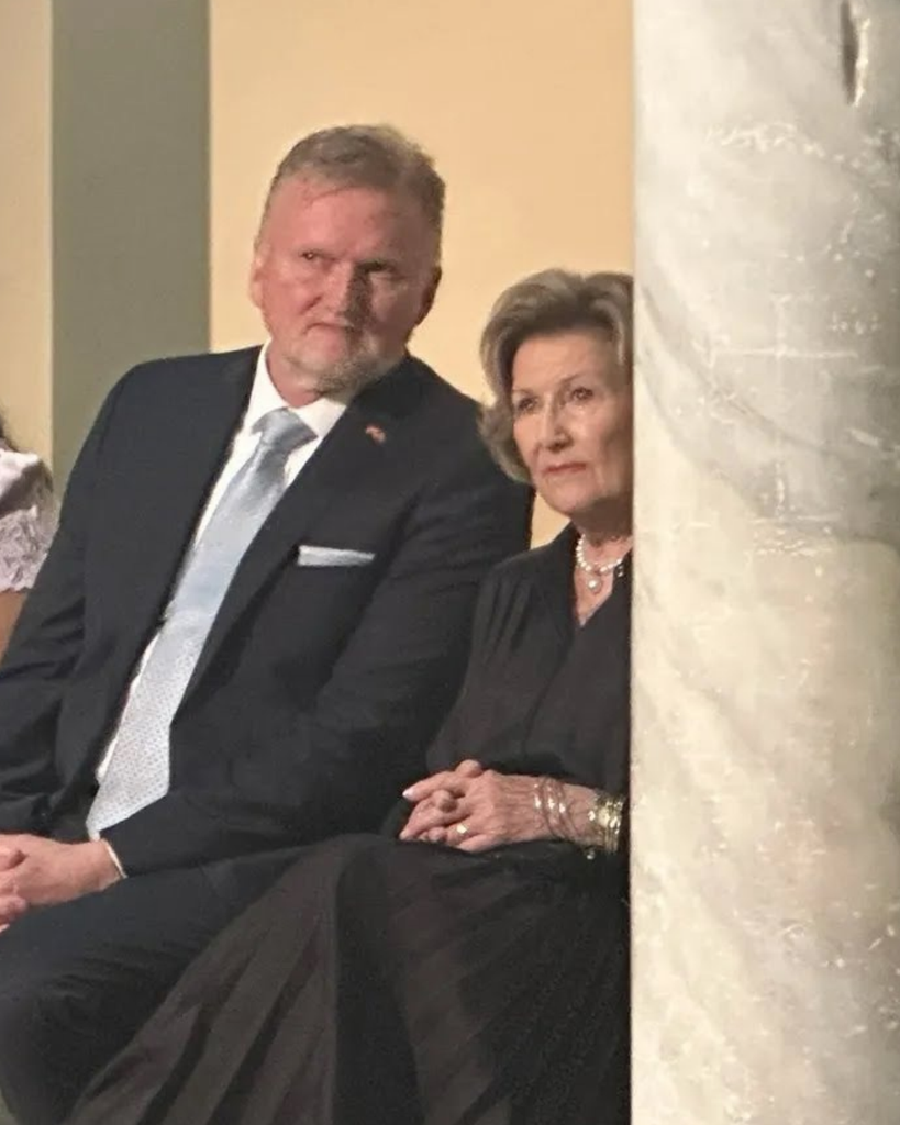 La reina Sonia ha pronunciado un emotivo discurso en su primer acto internacional tras la muerte de su marido