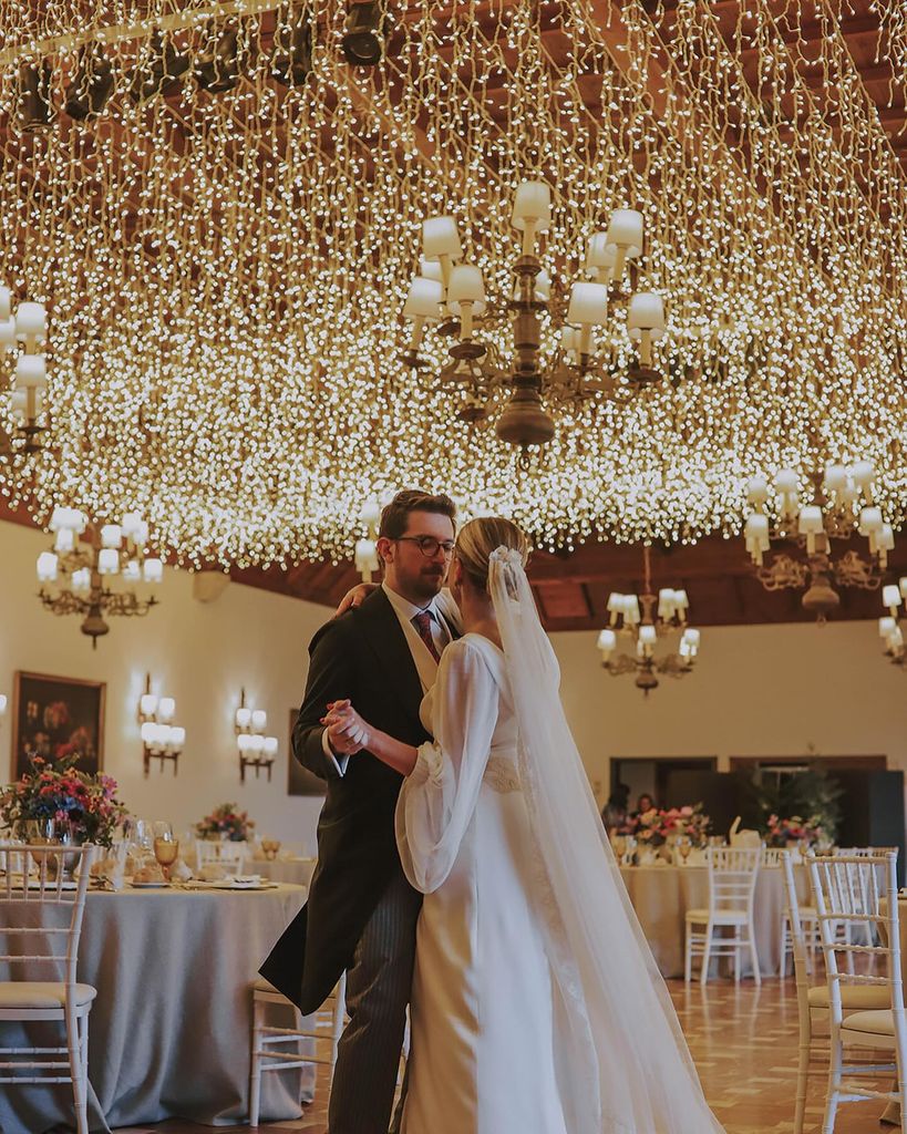 Iluminación con cascadas de luces y cortinas en bodas