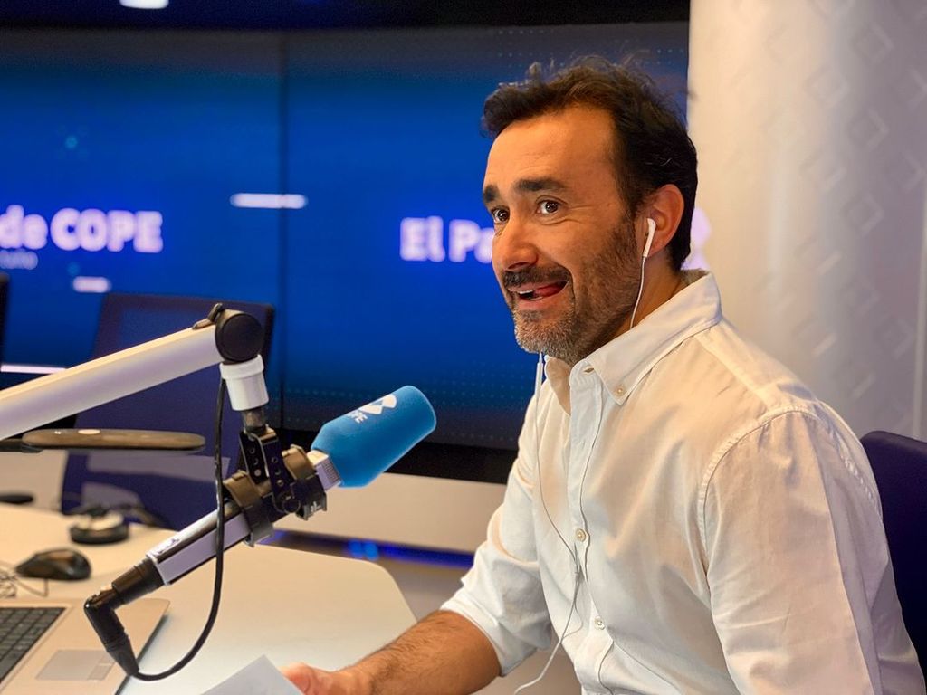 Plano medio de Juanma Castaño durante una emisión de COPE