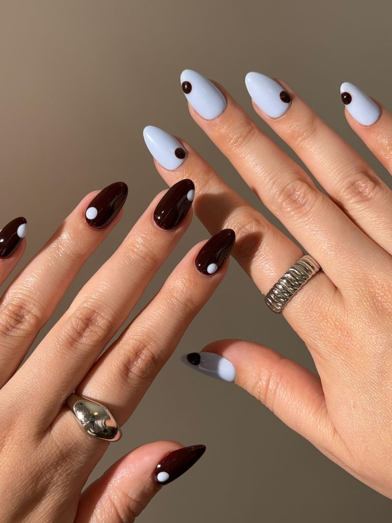 Manicura marrón y azul