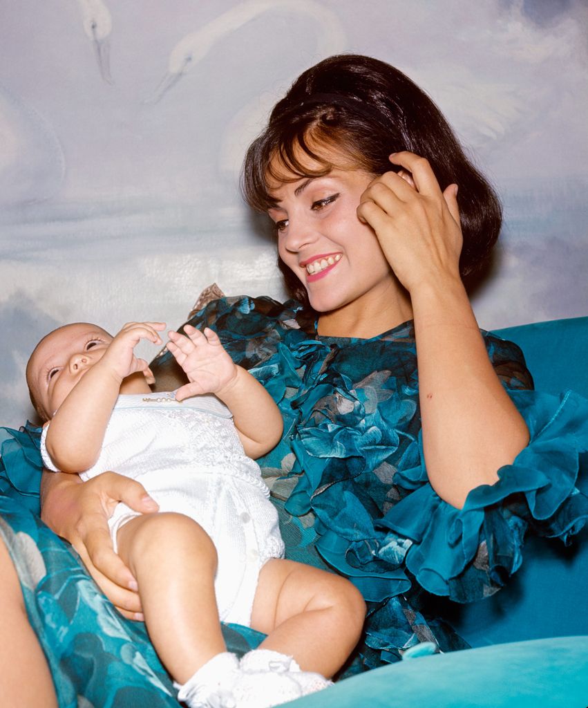 Carmen Sevilla con su hijo Augusto Alguero en 1964 en Madrid 