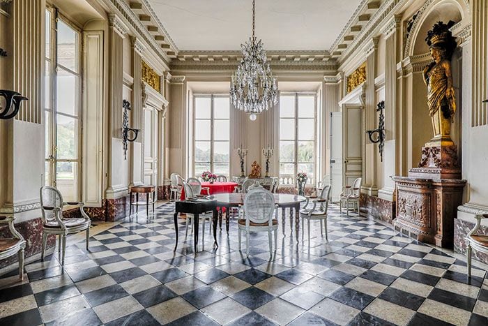 Salón con pavimento ajedrezado