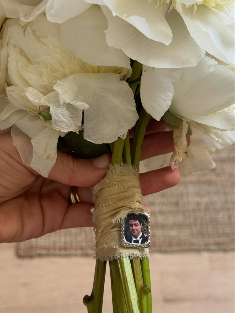 En el bouquet, la novia llevaba una imagen de su padre.
