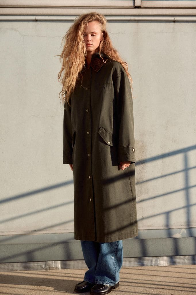 Gabardina encerada de Zara