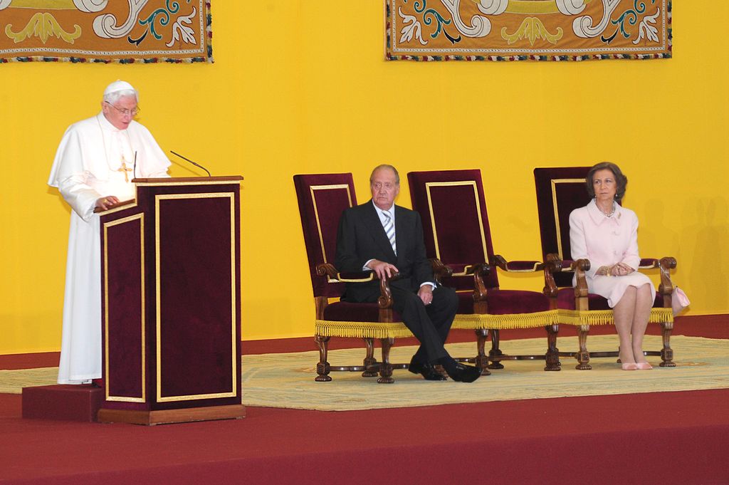 Los reyes Juan Carlos y Sofía con el Papa Ratzinger en Barcelona en 2010