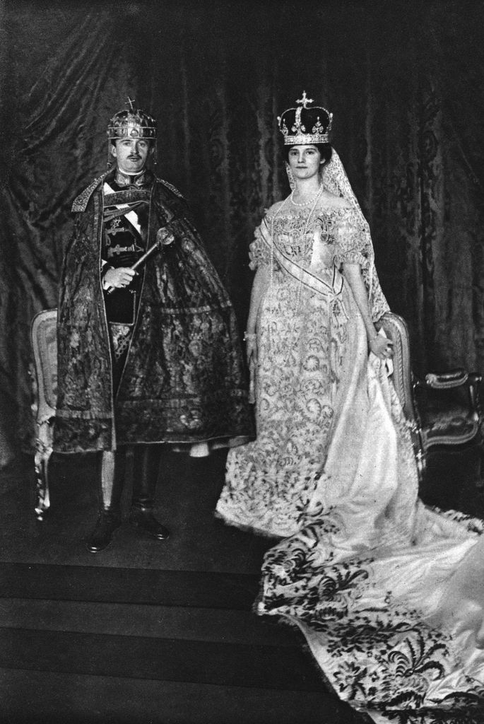 Carlos I el día de su coronación como emperador de Austria, en 1916, junto a su esposa Zita
